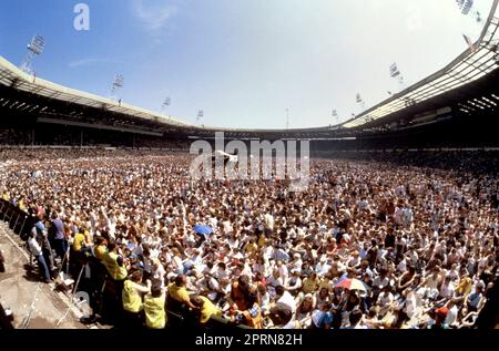 Ein Dateifoto von 13-07-1985 der großen Menge im Wembley Stadium, London, für das Live Aid Konzert. Eine riesige Menge versammelte sich für das Live Aid Charity-Konzert am 13. Juli 1985 im Wembley-Stadion, um Geld für die Opfer der Hungersnot in Äthiopien zu sammeln. Ausgabedatum: Donnerstag, 27. April 2023. Stockfoto