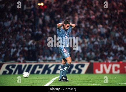 Dateifoto vom 26.-06-1996 von Gareth Southgate, das deprimiert erscheint, nachdem es beim Elfmeterschießen, das Englands Chancen im Halbfinalspiel der Euro 96 gegen Deutschland in Wembley endete, nicht gepunktet hat. Ausgabedatum: Donnerstag, 27. April 2023. Stockfoto