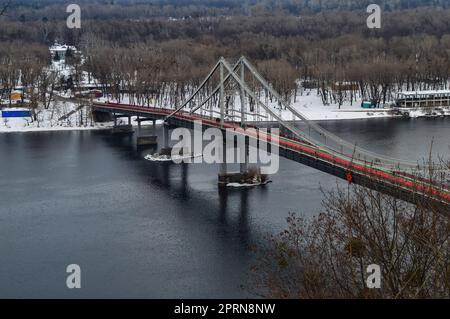 Pedestrian bridge across the Dnieper in Kiev in winter from a height. Dnepr River. Pedestrian bridge. The capital of Ukraine is Kiev. Winter season. W Stockfoto
