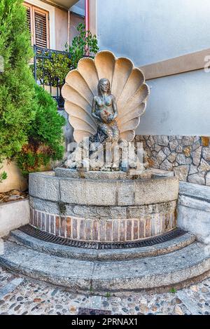 Landschaftlich schöner Brunnen im Küstendorf Chianalea, Fraktion von Scilla, Kalabrien, Italien Stockfoto