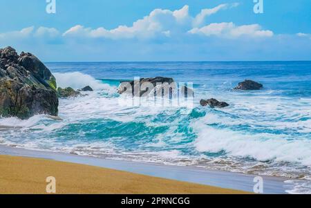 Extrem schöne riesige Surfer Wellen am Strand in Zicatela Puerto Escondido Oaxaca Mexiko. Stockfoto