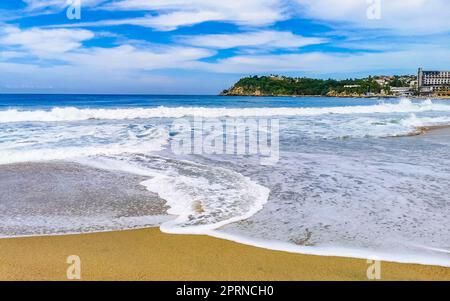 Extrem schöne riesige Surfer Wellen am Strand in Zicatela Puerto Escondido Oaxaca Mexiko. Stockfoto