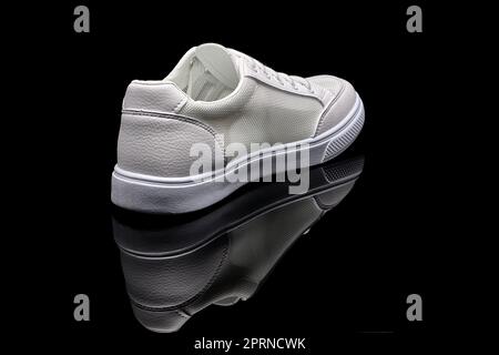 Sneaker Damen weiß Sommer atmungsaktive Sneaker Kinder Schuluniform Slip-ons für Mädchen Textil auf schwarzem Hintergrund. Hochwertige Fotos Stockfoto