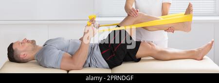 Therapie-Band-Übung. Therapeutisches Physio Rehab Training Stockfoto