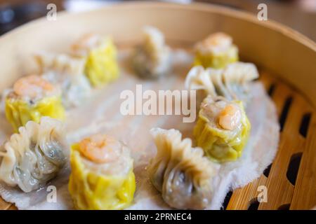 Gedünstetes chinesisches Dim Sum mit Shumai und Fleischklößchen Stockfoto