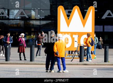 ROTTERDAM - Orangene Fans kommen am Rotterdamer Hauptbahnhof an, um an der Feier des Königstags teilzunehmen. Der Besuch der königlichen Familie in der Stadt kennzeichnete Willem-Alexanders zehnjährige Herrschaft. ANP IRIS VAN DEN BROEK niederlande raus - belgien raus Stockfoto