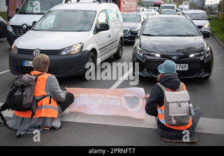 Berlin, Deutschland. 27. April 2023. Aktivisten der Last Generation blockieren eine Kreuzung auf der Landsberger Allee. Kredit: Paul Zinken/dpa/Alamy Live News Stockfoto