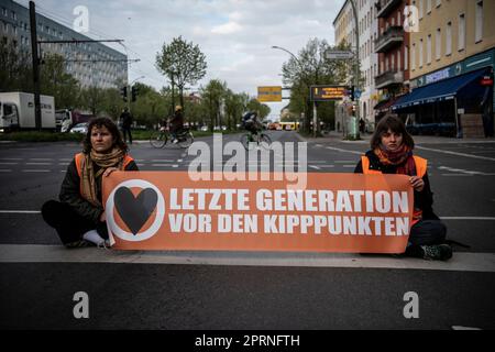 Berlin, Deutschland. 27. April 2023. Aktivisten der Last Generation blockieren eine Kreuzung auf der Landsberger Allee. Kredit: Paul Zinken/dpa/Alamy Live News Stockfoto