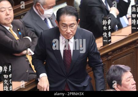 Tokio, Japan. 27. April 2023. Der japanische Premierminister Fumio Kishida nimmt am Donnerstag, den 27. April 2023, an der Plenarsitzung des Unterhauses beim Nationalgericht in Tokio Teil. (Foto: Yoshio Tsunoda/AFLO) Stockfoto