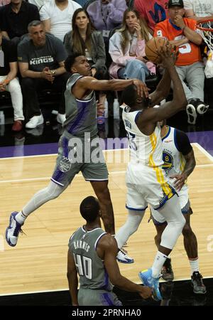 Sacramento, Kalifornien, USA. 26. April 2023. Sacramento Kings Guard Malik Monk (0) tritt Golden State Warriors Forward Draymond Green (23) in Spiel 5 der NBA-Playoff-Reihe in der ersten Runde am Mittwoch, den 26. April 2023 im Golden 1 Center entgegen. (Kreditbild: © Paul Kitagaki Jr./ZUMA Press Wire) NUR REDAKTIONELLE VERWENDUNG! Nicht für den kommerziellen GEBRAUCH! Stockfoto