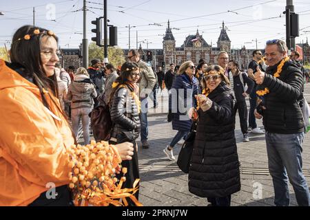 AMSTERDAM - 27./04./2023, AMSTERDAM - die Feiernden kommen am Hauptbahnhof an, um den Königstag in der Hauptstadt zu feiern. ANP DINGENA MOL niederlande raus - belgien raus Stockfoto