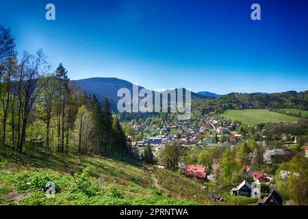 Ostravice Village im beskiden-Gebirge im Frühling Stockfoto