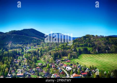 Ostravice Village im beskiden-Gebirge im Frühling Stockfoto