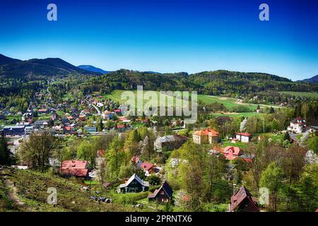 Ostravice Village im beskiden-Gebirge im Frühling Stockfoto