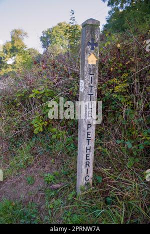 Einzelschild zeigt Little Petherick in der Nähe von St. Issey in Cornwall, Großbritannien Stockfoto