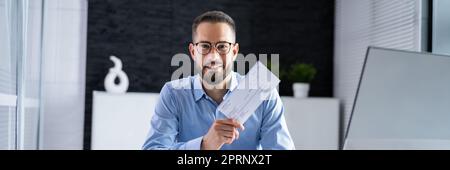 Gehaltsscheck, Gehaltsscheck Oder Versicherungsprüfung Wird Gehalten Stockfoto