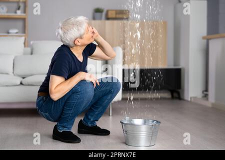 Besorgte Frau Ruft Klempner Stockfoto