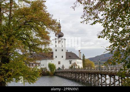 Schloss Orth am Traunsee, Österreich. Schloss Orth ist eine österreichische Burg, die um das Jahr 1080 in Gmunden, Österreich, gegründet wurde Stockfoto