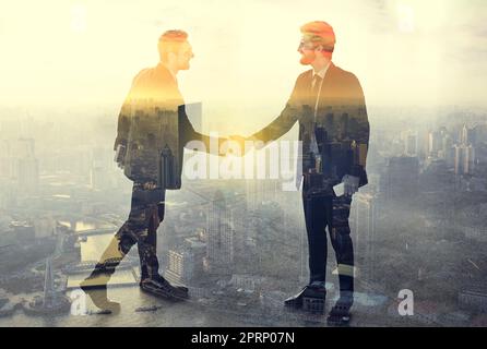 Gemeinsam können wir diese Stadt regieren. Mehrere Aufnahmen von zwei Geschäftsleuten, die sich die Hände schüttelten, übereinander über einer Stadt. Stockfoto