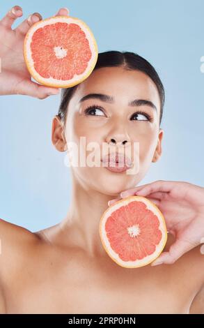 Grapefruit, Hautpflege für Frauen und Schönheit von Vitamin C Frucht Wellness, gesunder Teint und natürliche weibliche Pflege. Verspielte, körperliche Ernährung und schönes Modell für saubere, organische und frische Kosmetik Stockfoto