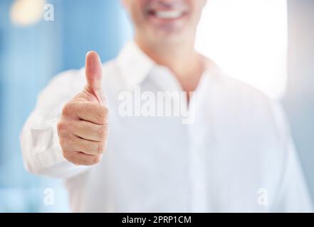 Daumen hoch, danke und ja, mit einem glücklichen Lächeln und dem Siegerzeichen eines professionellen Geschäftsmannes. Erfolg, Abstimmung und gute Nachrichten mit Nahaufnahme der männlichen Hand in Übereinstimmung, Zielüberprüfung und Motivation Stockfoto