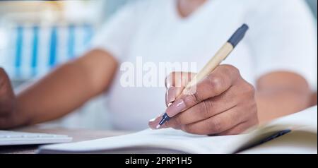 Hände, Papier und Schreiben einer Frau bei der Arbeit und bei der Arbeit an Papierkram oder Dokumenten im Büro. Weibliche Geschäftsfrau oder Mitarbeiterin Hand und Stift bereit, um einen Plan, Aufzeichnungen oder Kundeninformationen zu schreiben. Stockfoto