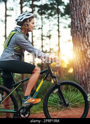 Mit dem Fahrrad auf den Trails. Eine weibliche Mountainbiker auf eine Fahrt am frühen Morgen. Stockfoto