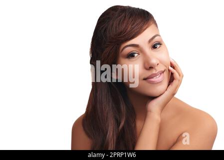 Sieht strahlend schön aus. Studioportrait einer schönen jungen Frau, die vor weißem Hintergrund posiert. Stockfoto