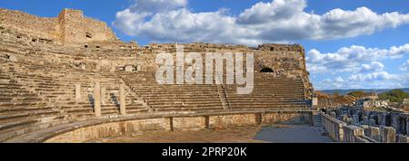 Miletus altes Stadtamphitheater, Türkei. Foto von Miletus. Miletus war eine antike griechische Stadt an der Westküste von Anatolien, nahe der Mündung des Maeander in der alten Caria. Stockfoto