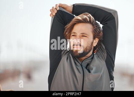 Mann mit Dehnungsübungen, Training oder Training für Gesundheit, bessere Fitness-Leistung und Körper Gelenkgesundheit. Gesunder, starker und aktiver Läufer oder Sportler nach dem morgendlichen Kardio-Training Stockfoto