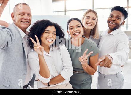 Teambildung, Selfie und zufriedene Geschäftsleute bei der Arbeit lieben es, sich zu verbinden und gemeinsam ein Foto zu machen, um es zu posten. Vielfalt, Lächeln und begeisterte Freunde, die nach einem Marketing-Meeting im Büro Spaß haben Stockfoto