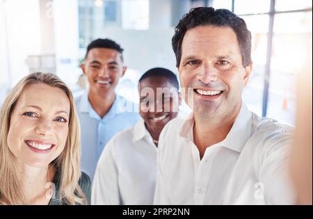 Teambildung, Lächeln und Selfie mit Geschäftsleuten in Unternehmens-, Strategie- oder Visionstreffen. Teamarbeit, Motivation und Gemeinschaft mit einer Gruppe von Mitarbeitern in Bezug auf Ziele, Denkweise und Vertrauensbild Stockfoto