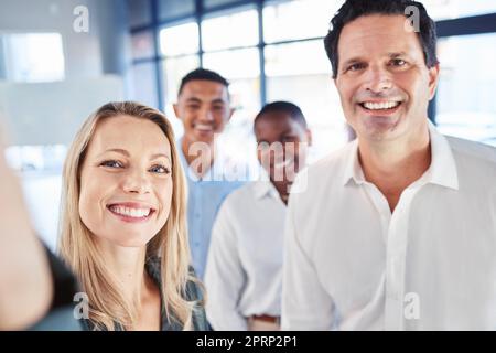 Partnerschaft, Vielfalt und ein Business-Team machen nach der Einführung im Büro ein Selfie. Teamarbeit, Selbstvertrauen und Unterstützung, die wir gerne gemeinsam nutzen. Stolze Geschäftsmänner und -Frauen lächeln für Fotos Stockfoto