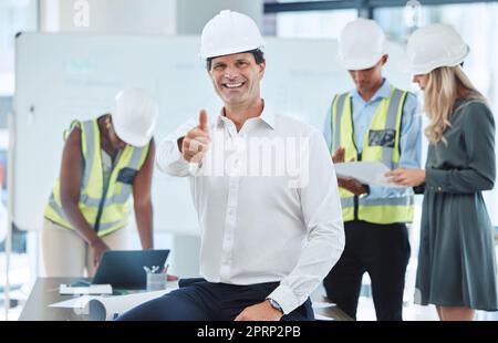 Daumen hoch, wie oder Erfolgsmemoji von Ingenieuren, Architekten oder Business Managern Strategieplanung oder Team-Collaboration-Projekt. Vertraue dem Porträt eines Bauarbeiters und Planers mit Fingerhandsymbol Stockfoto