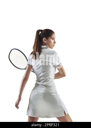 Lassen Sie sich nicht vom Rock täuschen. Studioaufnahme einer Tennisspielerin, die einen Schläger vor einem weißen Hintergrund hält. Stockfoto