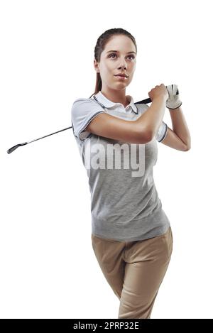 Die perfekte Haltung macht den Unterschied. Studioaufnahme einer jungen Golferin, die ihren Schwung isoliert auf Weiß übt. Stockfoto