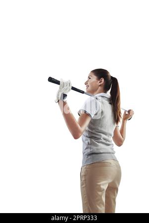 Die Kontrolle über ihren Verein übernehmen. Studioaufnahme einer jungen Golferin, die einen Golfschläger hinter ihrem Rücken in Weiß gehalten hat. Stockfoto