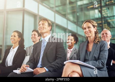 Eine Gruppe von Geschäftsleuten, die in einer Präsentation sitzen. Stockfoto