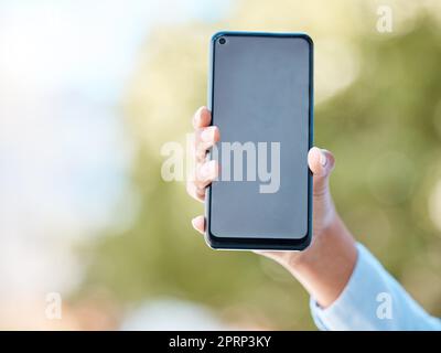 Hände, Smartphone und Präsentation des Modells für digitale App-Benachrichtigungen online mit 5G Tech. Person, die E-Mails, Update-Fehler oder Antworten auf Social-Media-Kommunikation auf einem leeren Bildschirm zeigt. Stockfoto