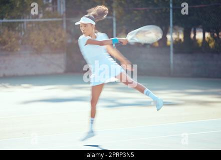 Tennis, Action und aktive Sportlerin, die Sport, Fitness und Workout auf dem Spielfeld spielt. Training, Bewegung und professioneller Tennisspieler, der Schläger benutzt, um den Ball im Wettkampf zu schlagen Stockfoto