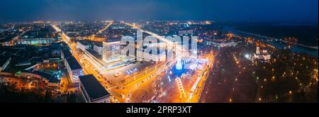 Gomel, Weißrussland. Hauptweihnachtsbaum Und Festliche Beleuchtung Auf Dem Lenin Square In Homel. Neujahr In Weißrussland. Luftaufnahme Bei Nacht. Panorama Stockfoto