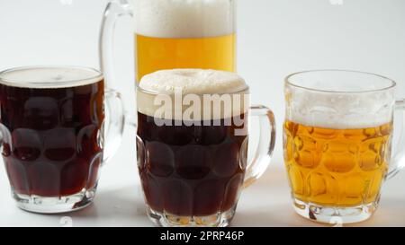 Becher mit Bier verschiedenen Geschmack - hell, dunkel und rot Stockfoto
