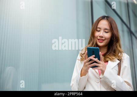 Asiatische Geschäftsfrau SMS-Smartphone pendeln Arbeit Stockfoto