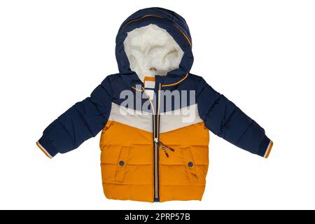 Winterjacke isoliert. Stilvolle blaue, gelbe, warme Winter-Daunenjacke für Kinder, isoliert auf weißem Hintergrund. Clipping Path. Modische Kleidung für Frühling und Herbst. Stockfoto