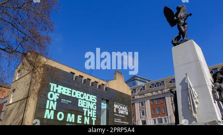 Das Leeds war Memorial vor dem Henry Moore Institute ist eine Kunstgalerie im Stadtzentrum von Leeds, Großbritannien Stockfoto