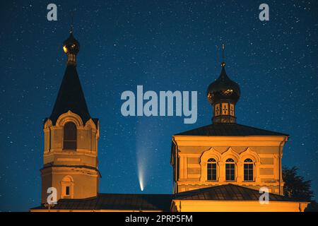 Korma Village, Dobrush District, Belarus. Comet Neowise C2020f3 In Night Starry Sky Über St. John, Die Klosterkirche Korma Im Dorf Korma. Berühmte Orthodoxe Kirche Und Historisches Erbe Stockfoto