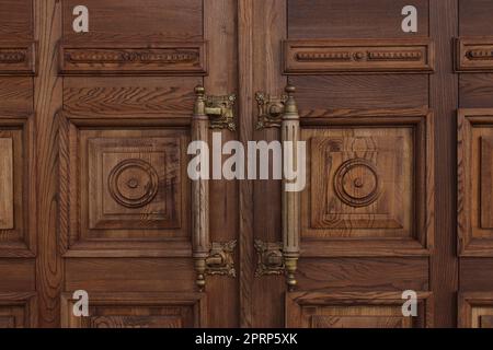 Antike massive Holztüren mit großen Griffen im Nahbereich. Antike Architektur Stockfoto