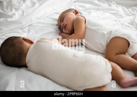 Asiatischer, zwei süße Zwillingsbabys, Junge, glückliche Kindheit Stockfoto