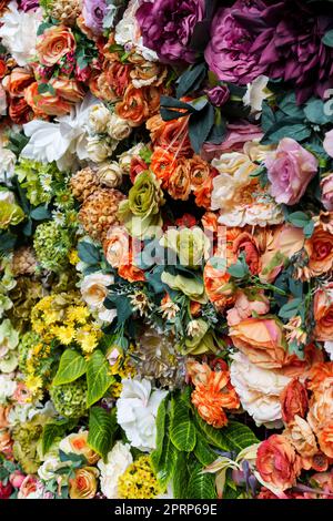 Blumen Wandhintergrund mit erstaunlichen roten, orangefarbenen, rosa, violetten, grünen und weißen Blumen Stockfoto