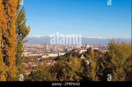 Turin Panorama mit Alpen und Mole Antonelliana, Italien. Skyline des Symbols der Piemont-Region mit Monte dei Cappuccini - Cappuccinis Hügel. Sonnenaufgangslicht, Herbst Stockfoto